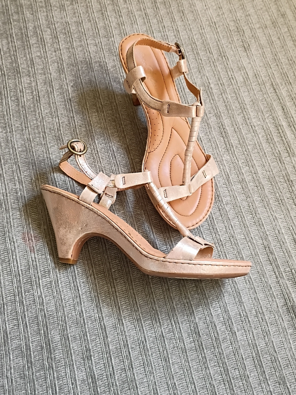 Born Crown Rose Gold Metallic Leather T-Strap Heeled Sandals Sz 9 / 40.5